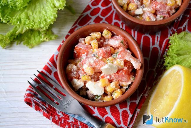 Готовый к подаче салат из помидоров и кукурузы с сыром фета