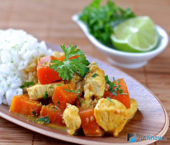 Тушеная курица с папайей