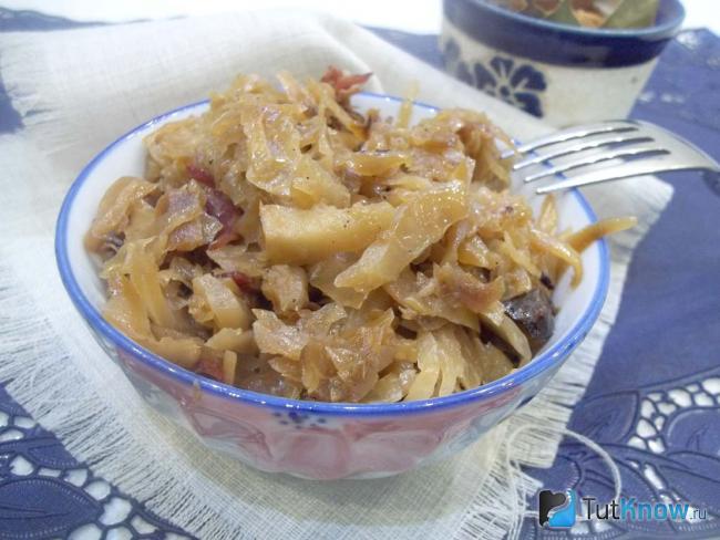Готовая тушеная капуста с копченой колбасой и яблоками