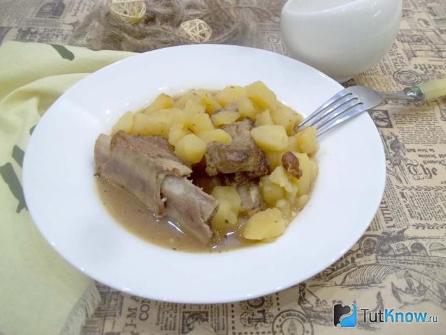 Готовый картофель с ребрами телятины