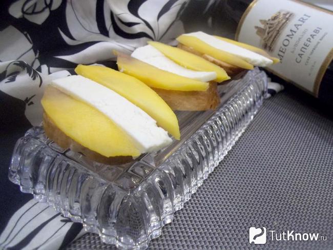 Готовый тост с манго и сыром