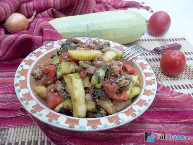 Готовые жареные кабачки с мясным фаршем и помидорами