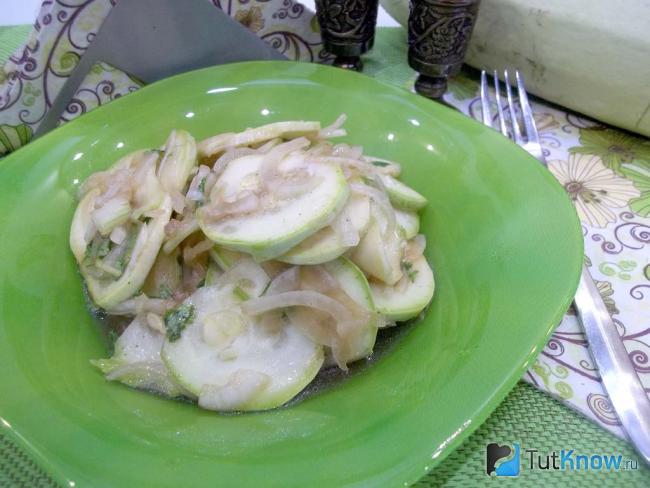Готовые маринованные сырые кабачки с луком
