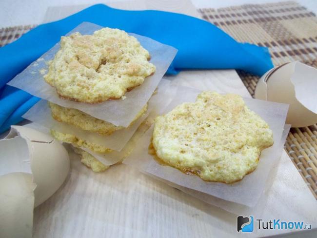 Готовые меренги с апельсиновой цедрой