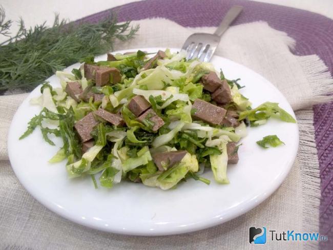 Готовый салат с печенью, рукколой и капустой
