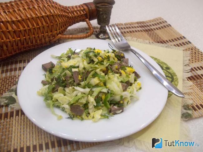 Готовый капустный салат с печенью, яйцами и рукколой