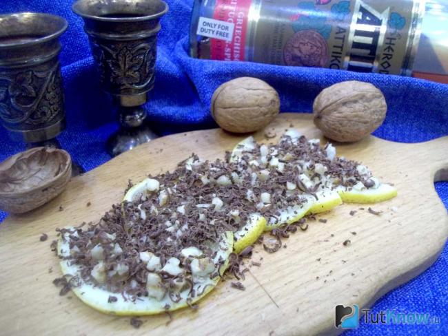 Готовая лимонная закуска с орехами и черным шоколадом