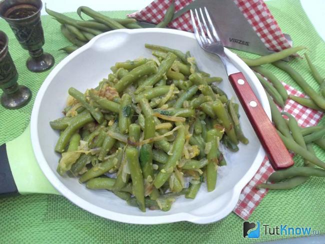 Готовая спаржа с луком и яйцом