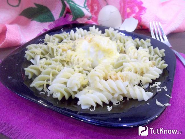 Готовые макароны с сыром и яйцом-пашот