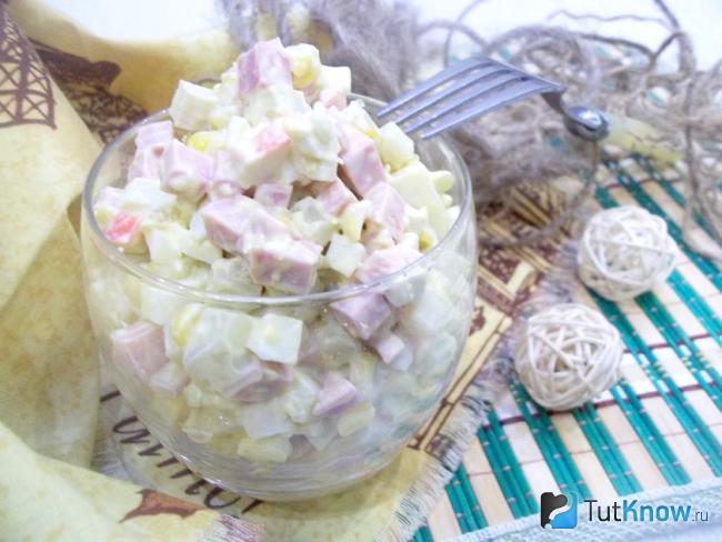 Готовый салат с колбасой, крабовыми палочками и яйцами