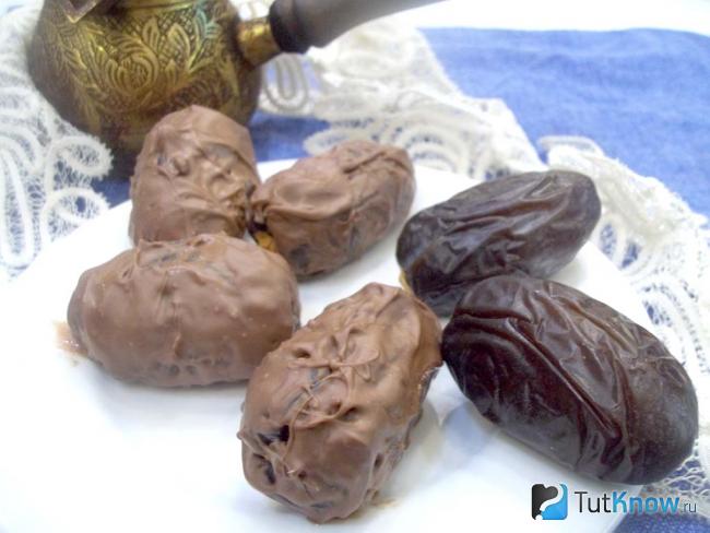 Готовые конфеты финики в шоколаде