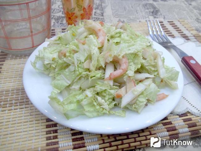 Готовый салат с пекинской капустой, креветками и крабовыми палочками