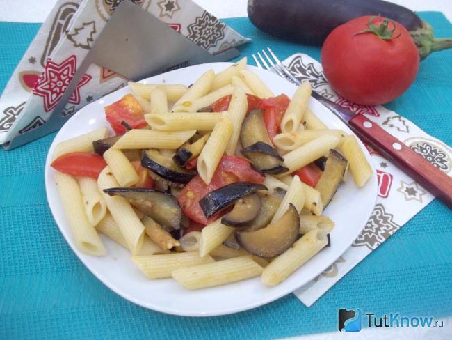 Готовые макароны с баклажанами и помидорами