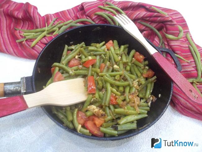 Готовая спаржа с помидорами, луком и сыром