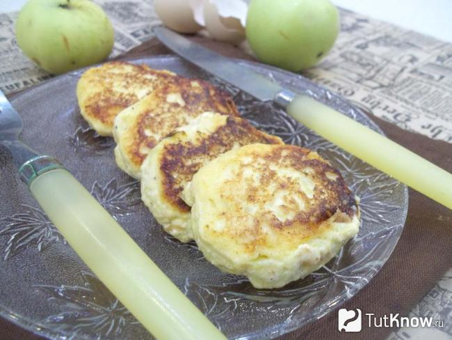 Готовые сырники из творога с яблоками