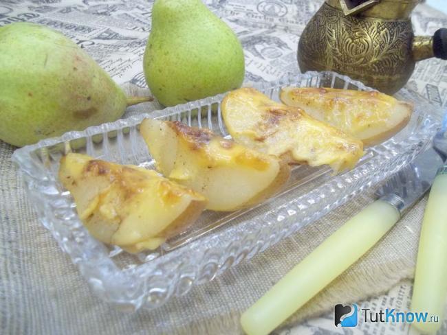 Готовые печеные груши с медом, корицей и сыром