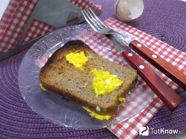 Готовый омлет сердечки в хлебе