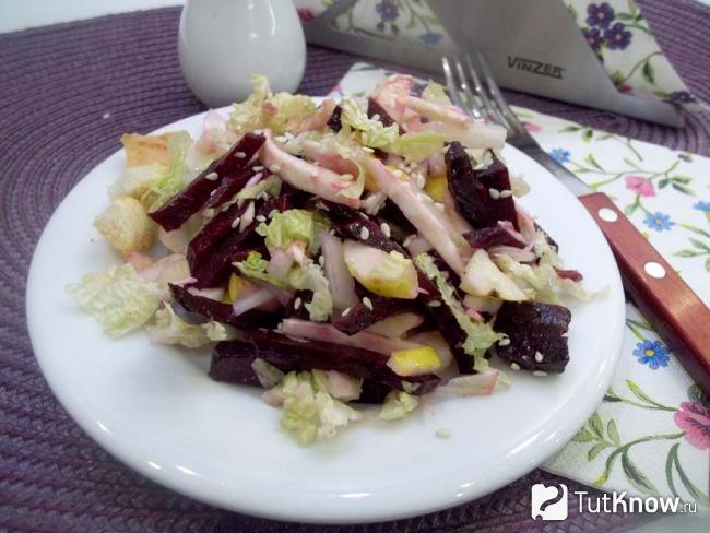 Готовый салат из пекинской капусты с сельдереем, свеклой и яблоками