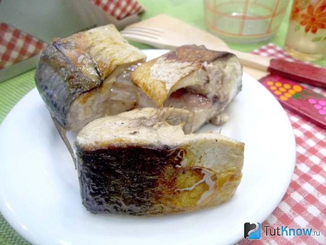 Готовая скумбрия жареная на сковороде