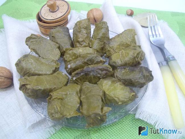 Готовая долма по-турецки с замороженными листьями винограда