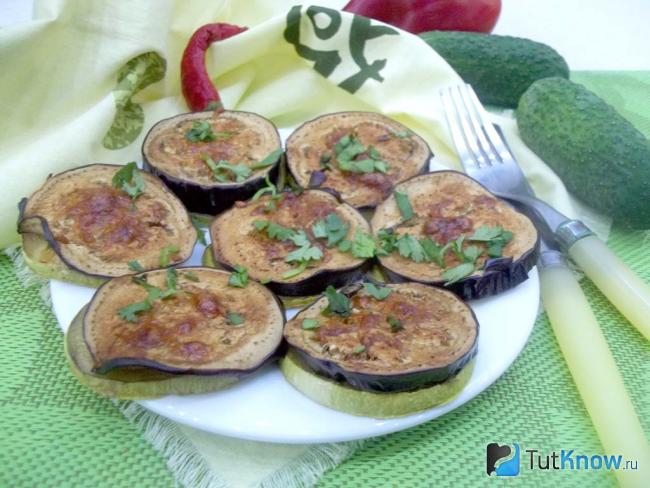 Готовые запеченные в духовке баклажаны с кабачками с сыром