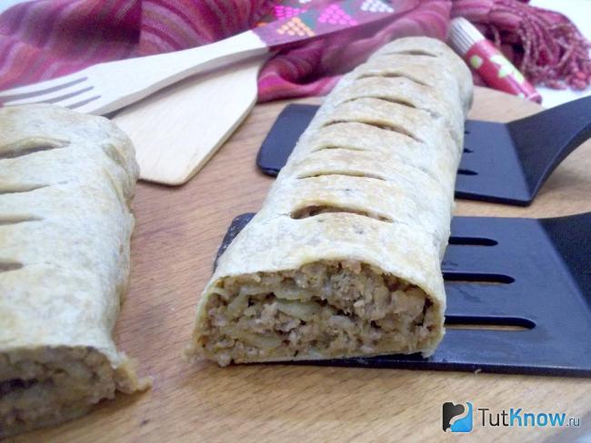 Готовый рулет из покупного слоено-дрожжевого теста с мясным фаршем