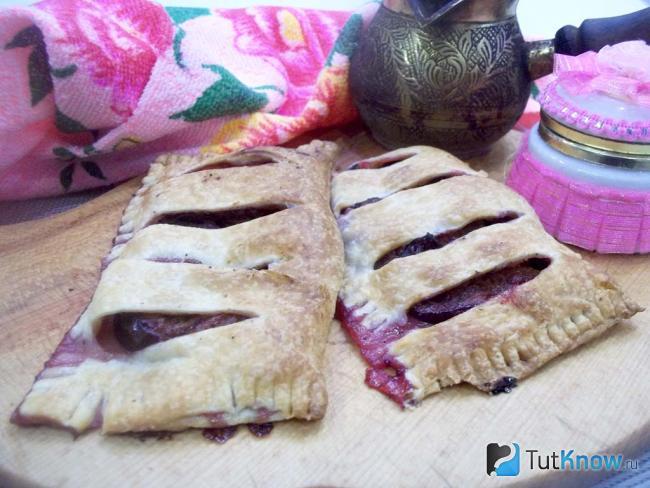 Готовые слойки со сливами и корицей