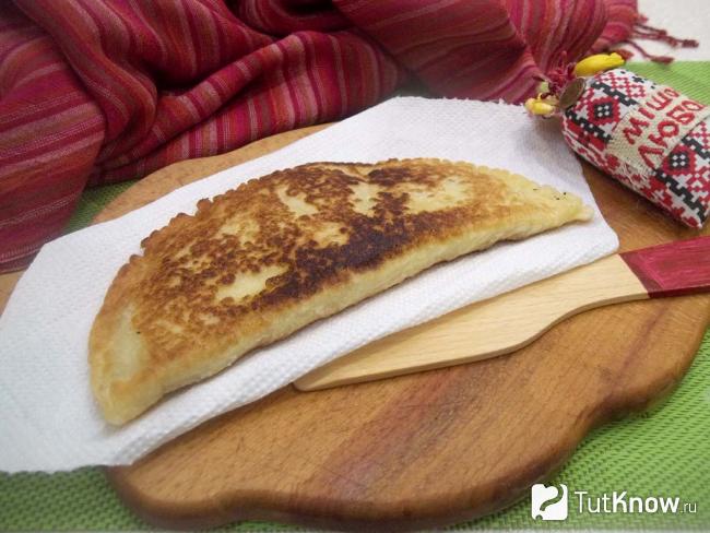 Готовые чебуреки из слоено-дрожжевого теста с мясом