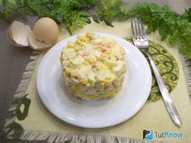 Готовый салат с кукурузой, крабовыми палочками, яйцами и сыром