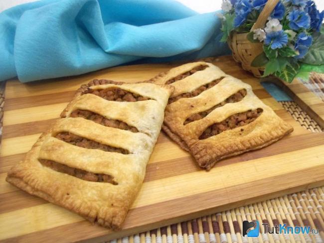 Готовые слойки из покупного теста с мясным фаршем