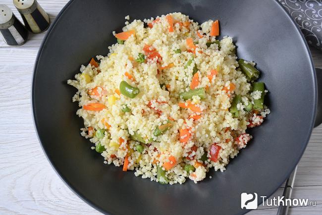 Кускус с овощами на сковороде