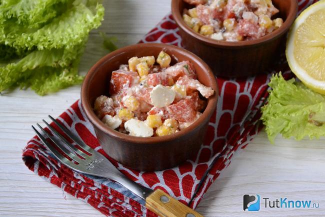 Салат из помидоров и кукурузы с сыром фета