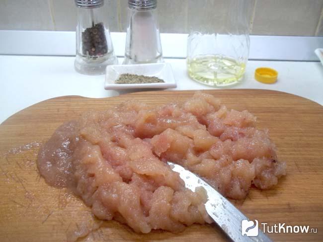 Икра трески нарезана ножом