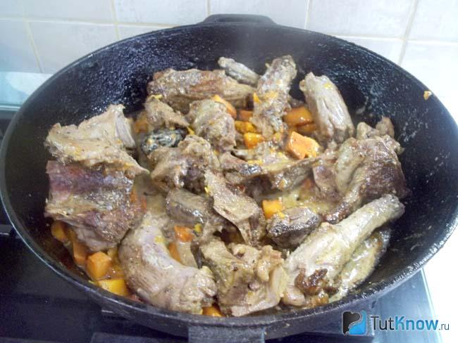 Готовая утка кусочками с тыквой в сметане