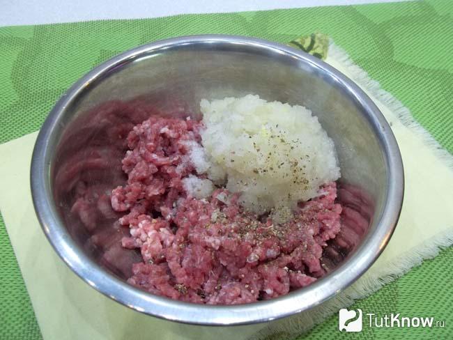 Мясо и лук перекручены