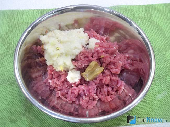 Фарш приправлен специями