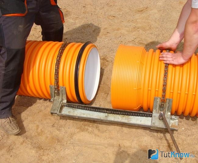 Монтаж гофрированных труб для наружной канализации
