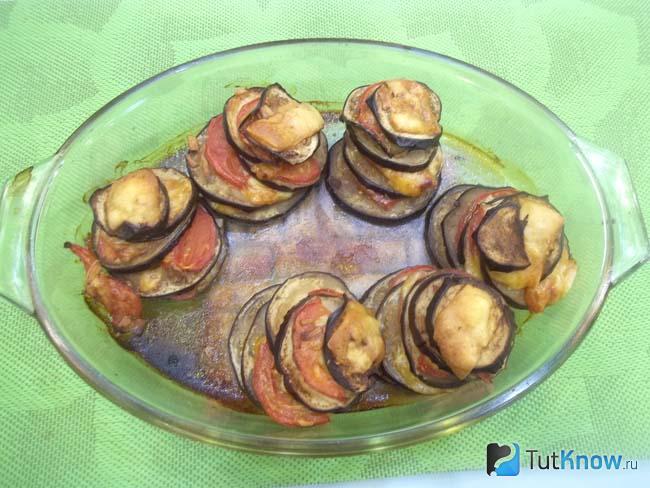 Готовые башенки из баклажанов, помидоров с сыром и чесноком