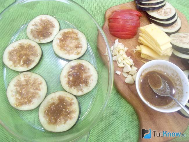 Баклажаны смазаны соусом