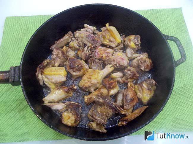 Курица жарится в сковороде