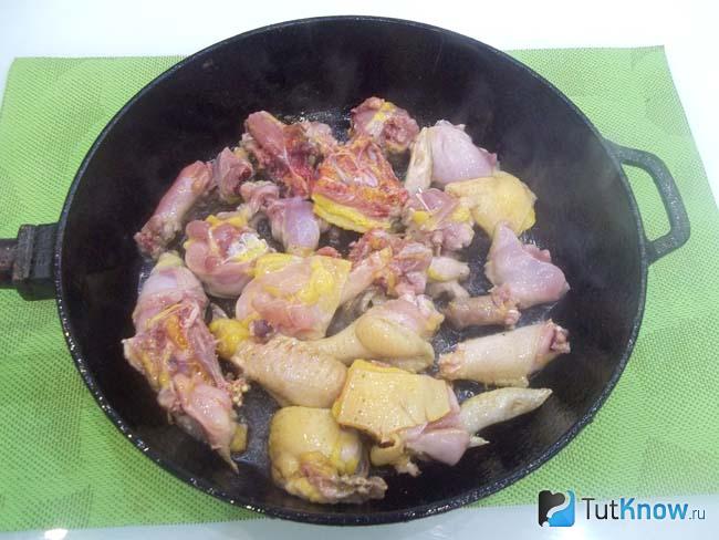 Курица жарится в сковороде