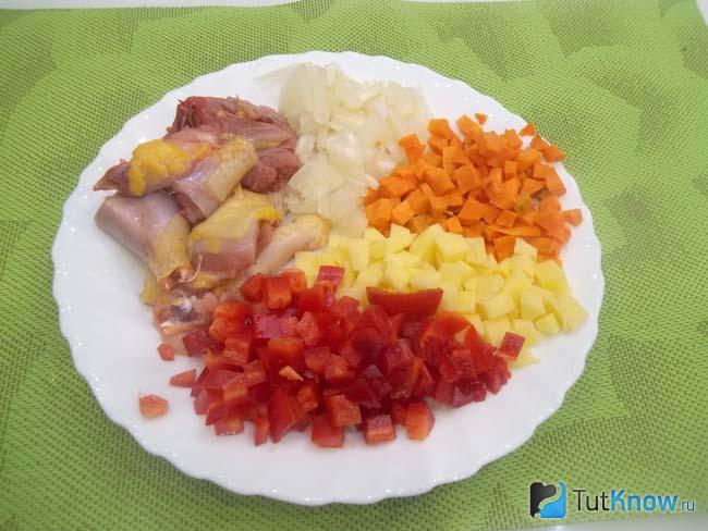 Овощи и курица мелко нарезаны