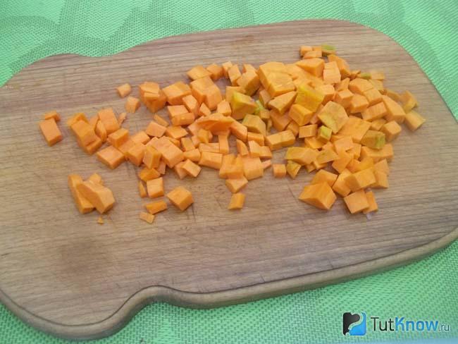 Морковь нарезана кубиками
