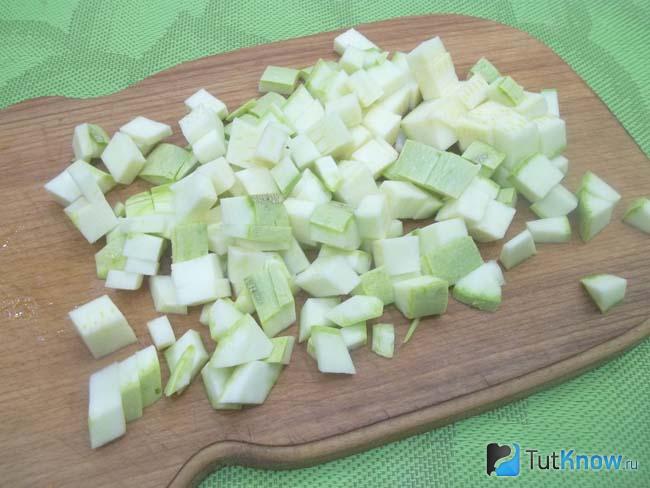 Кабачки нарезаны кубиками