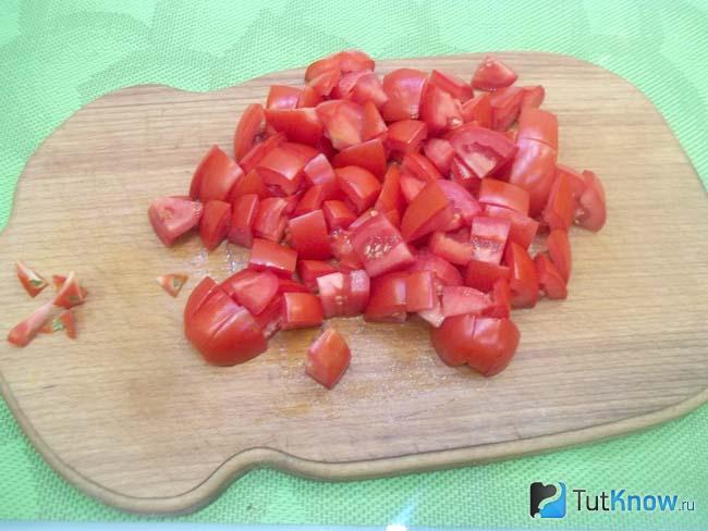 Помидоры нарезаны кубиками