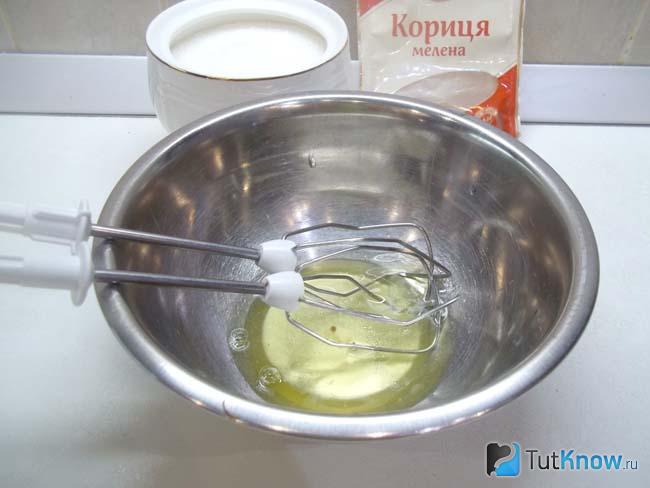 Белки яичные вылиты в миску