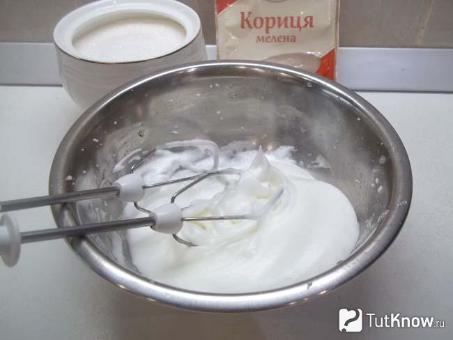 Белки яичные взбиты миксером