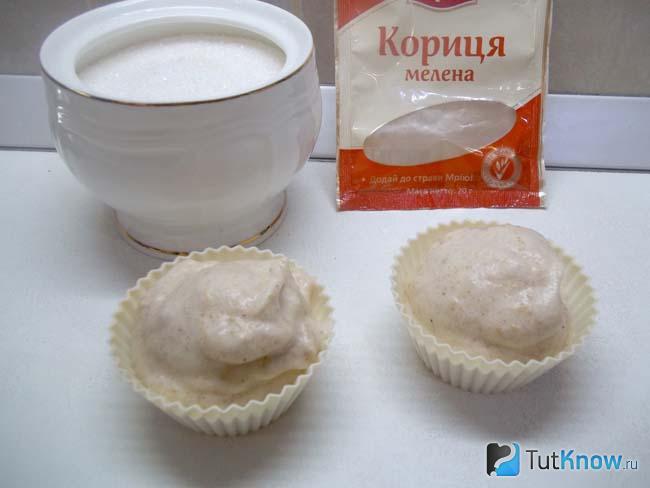 Тесто разлито по формочкам