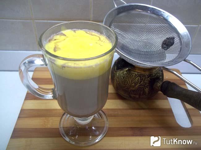 Готовое кофе с молоком и яичным желтком