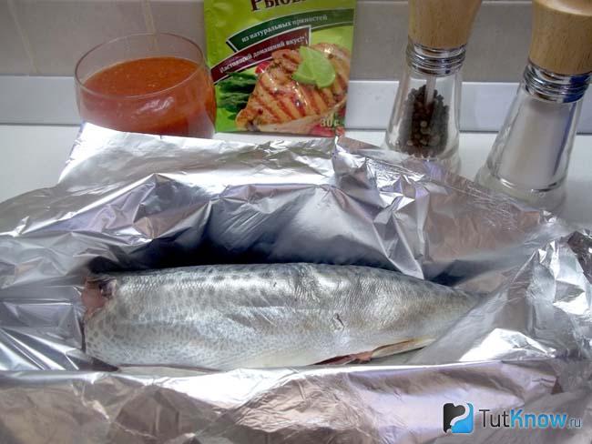 Скумбрия выложена на фольгу